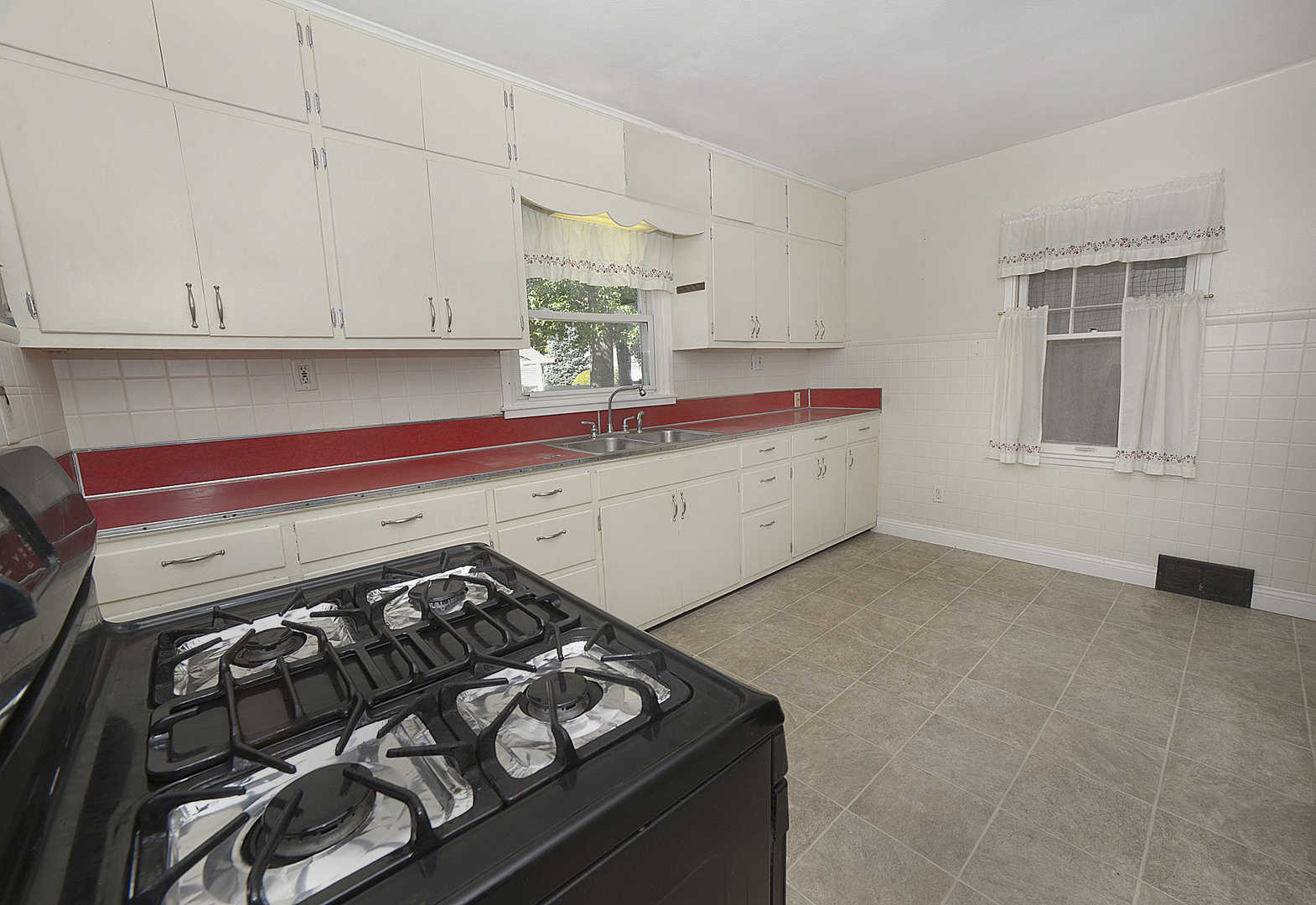 735 Sherwood Avenue Property Photo 4