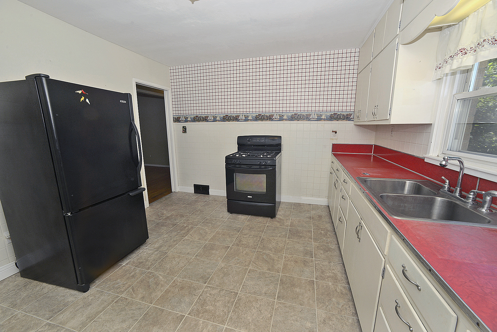 735 Sherwood Avenue Property Photo 5