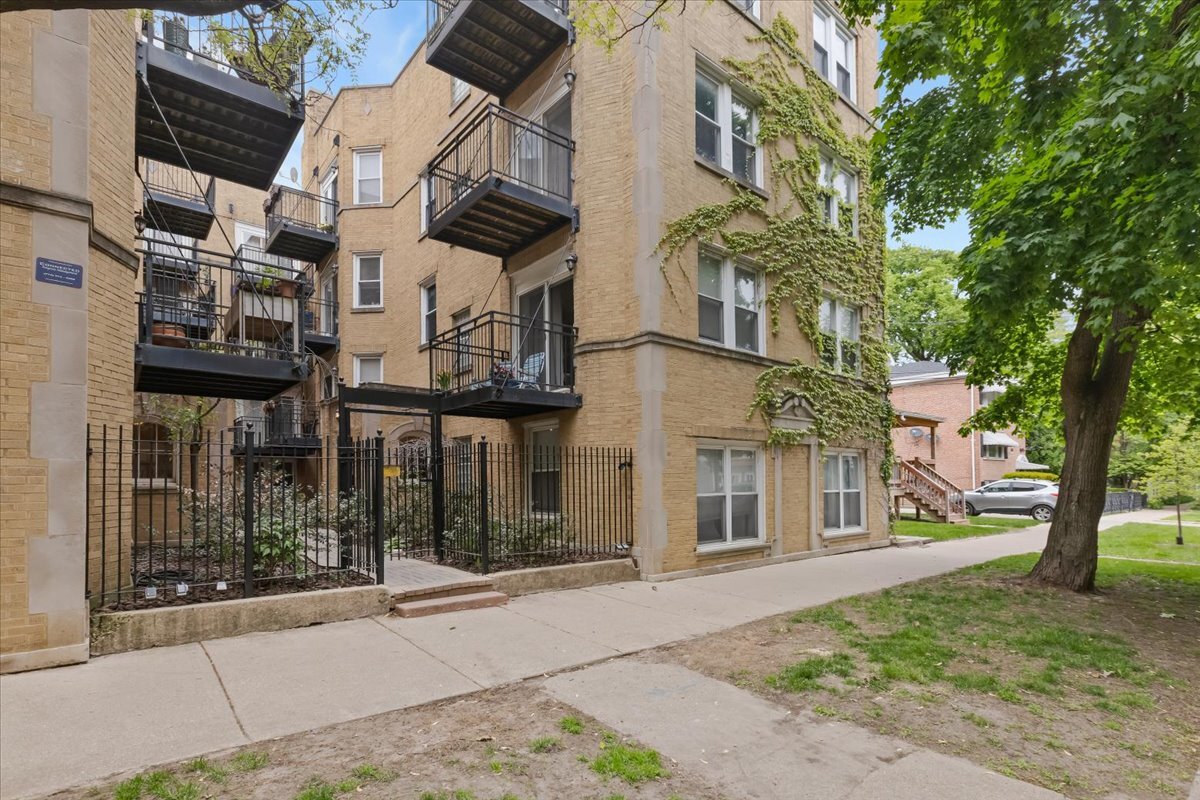 7050 N Damen Avenue 3s Property Photo 1