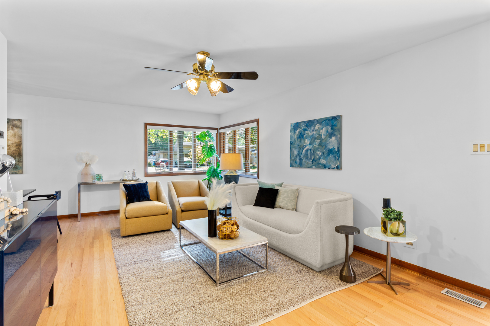 558 E Park Avenue Property Photo 4