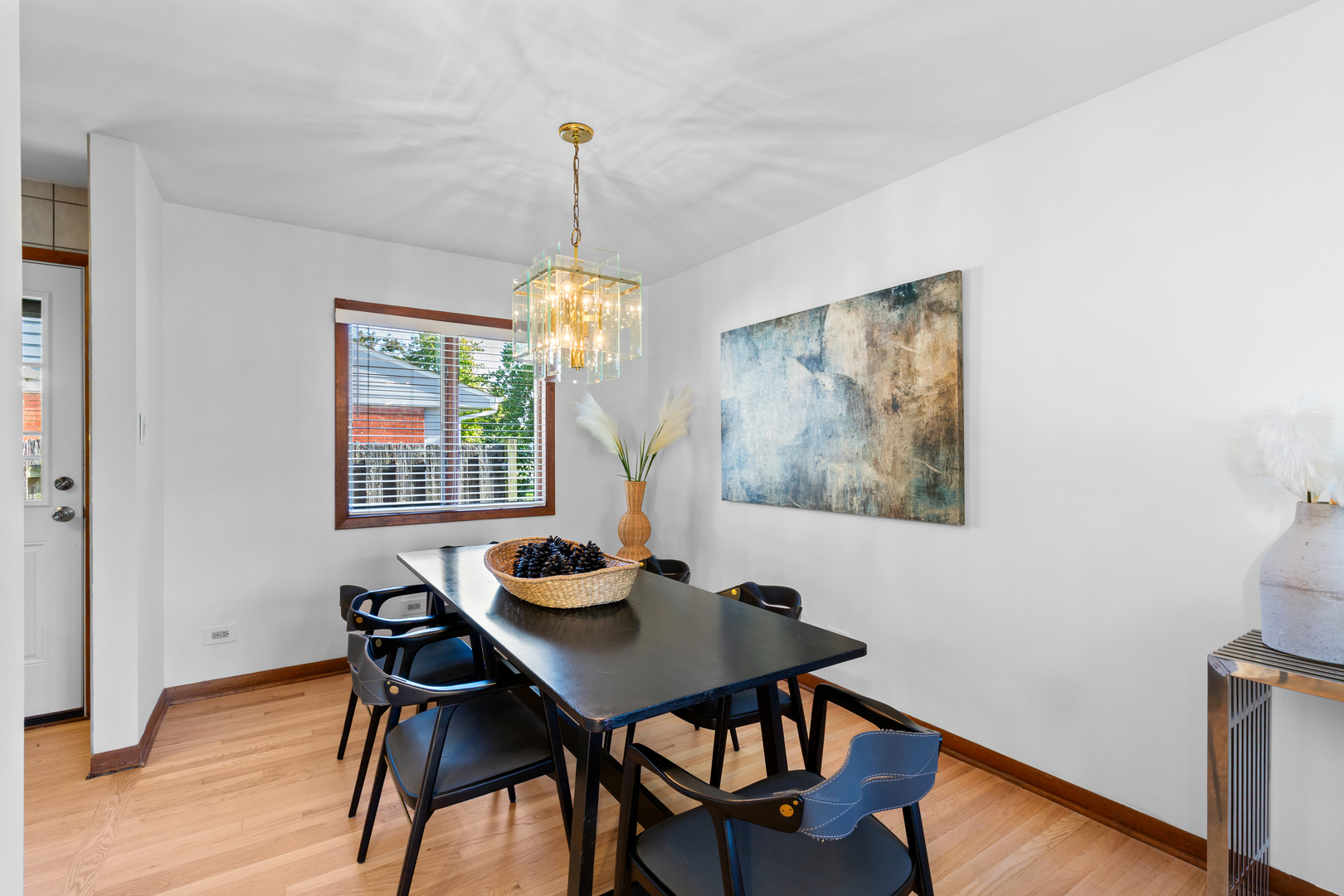 558 E Park Avenue Property Photo 6