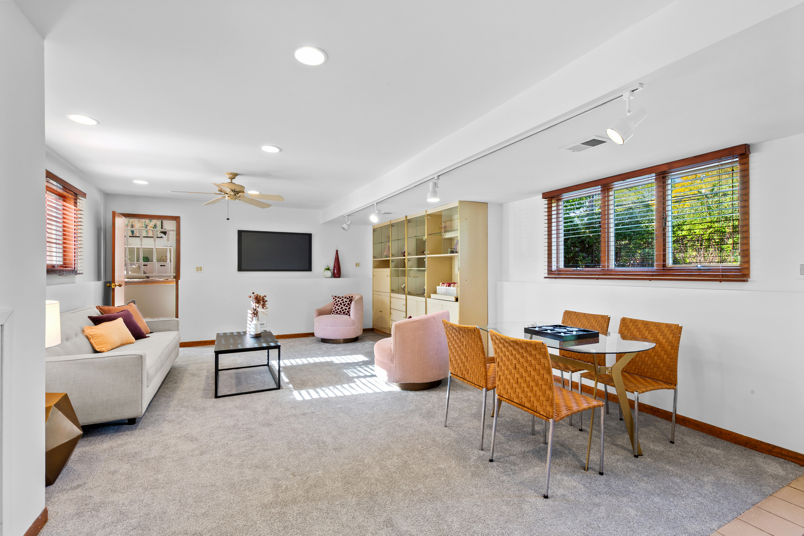 558 E Park Avenue Property Photo 11