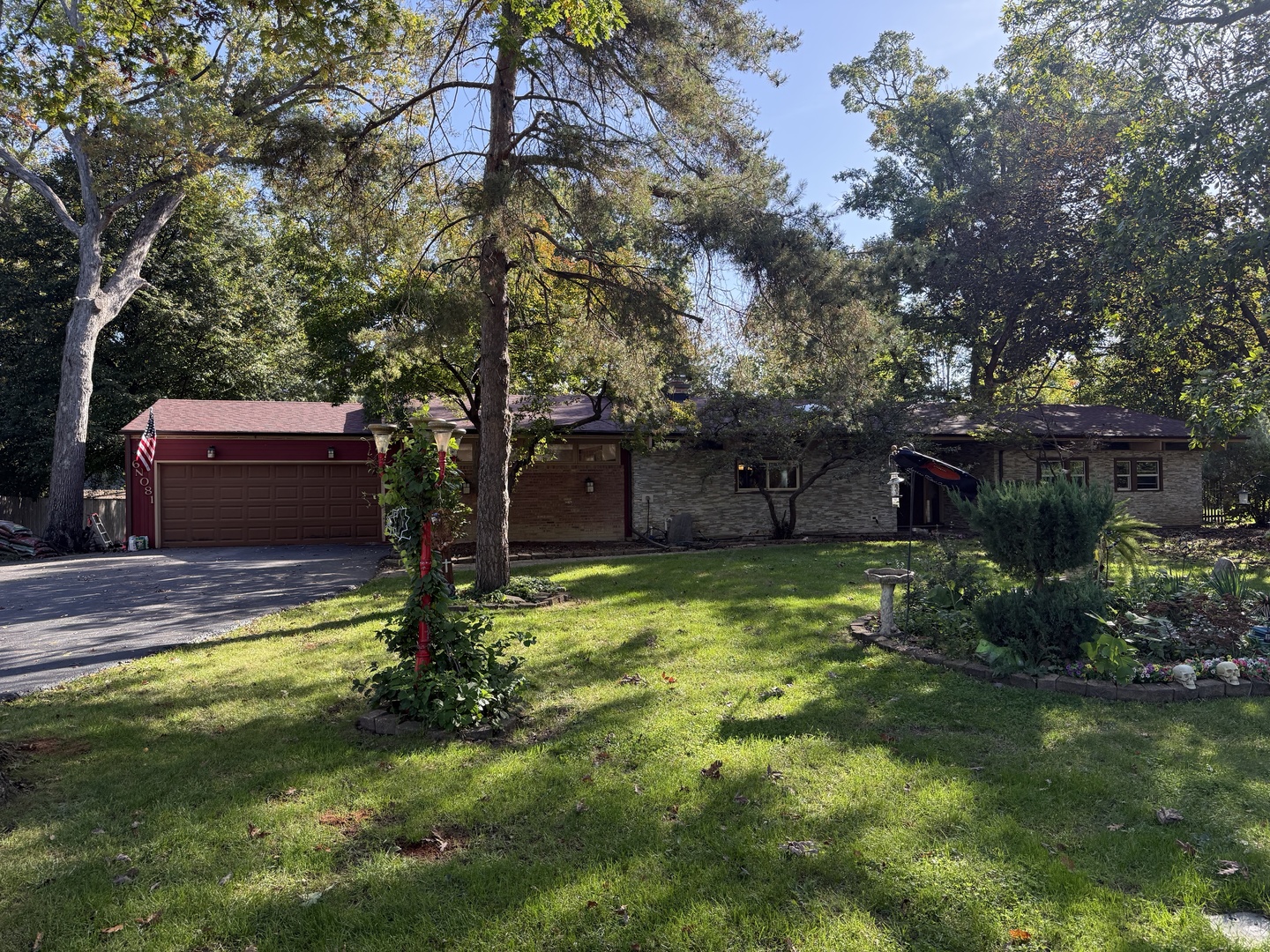 6n081 Hillcrest Drive Property Photo 1