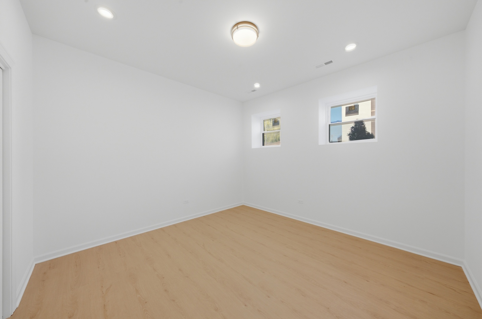 956 N Saint Louis Avenue Property Photo 25