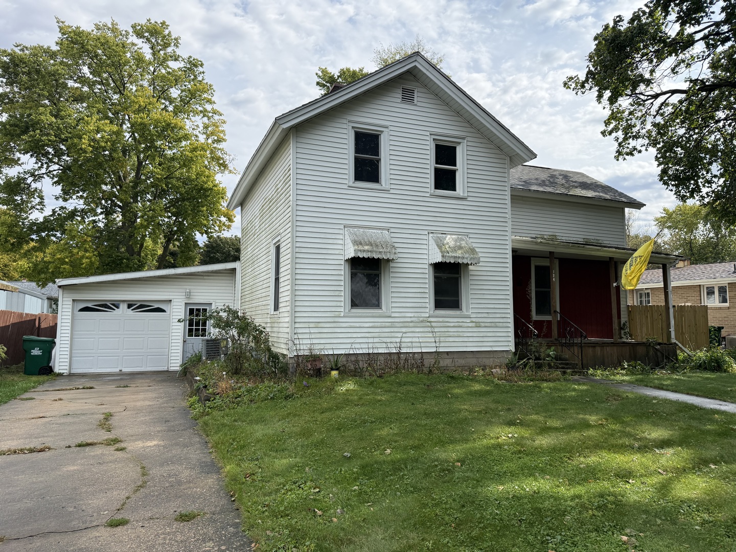 124 S Elm Street Property Photo 1
