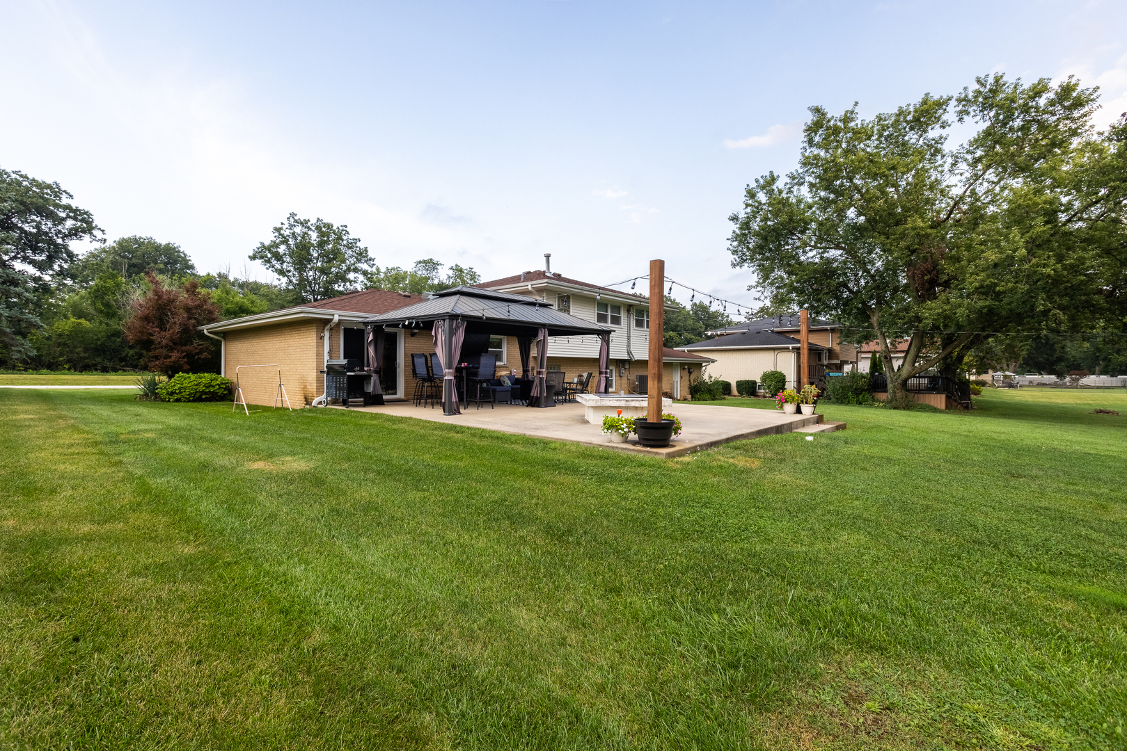 6121 James Street Property Photo 23