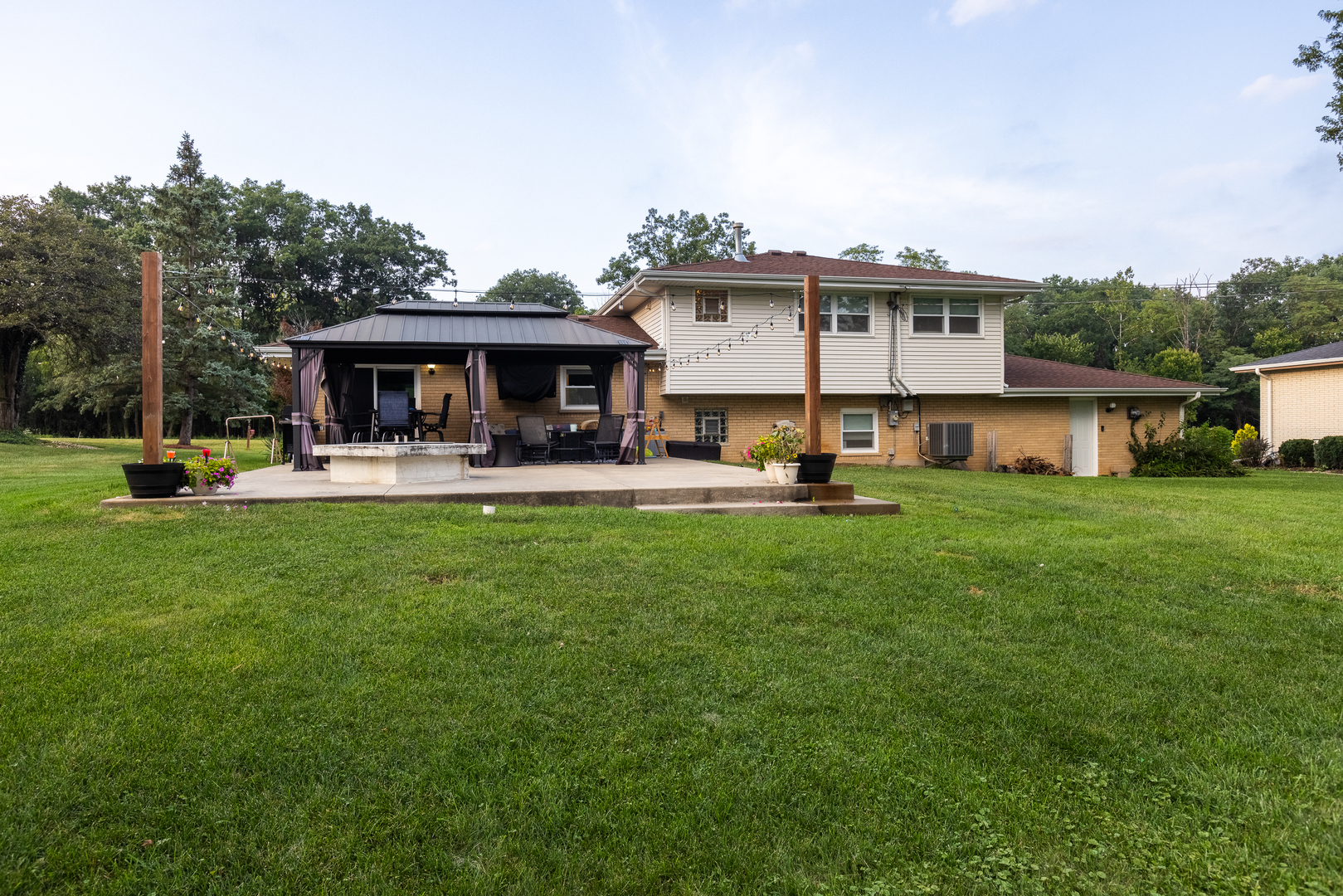 6121 James Street Property Photo 24