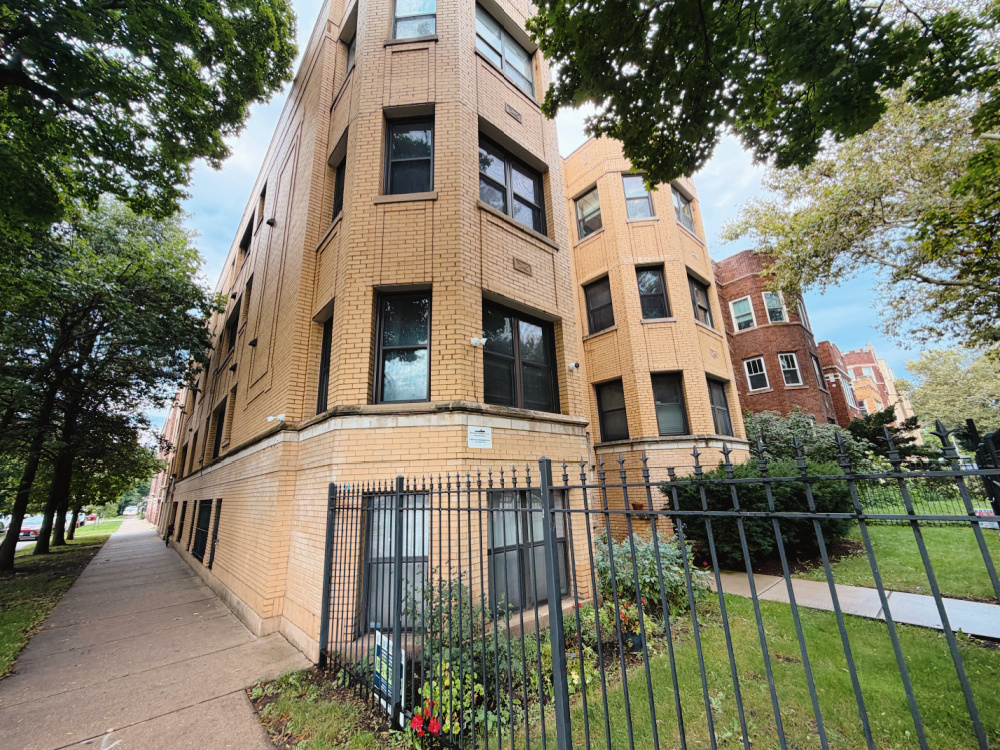 2222 W Rosemont Avenue 2E Property Photo 1