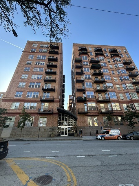 500 S Clinton Street 811 Property Photo 1