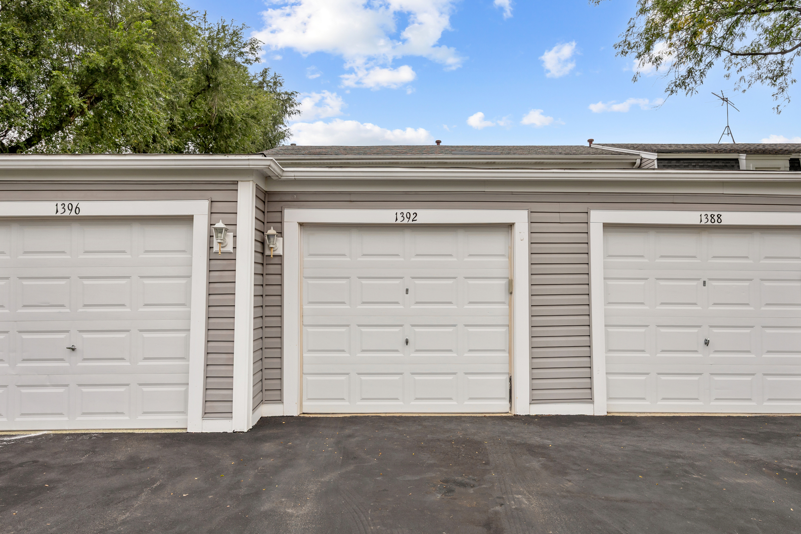 1392 Carriage Way Property Photo 4