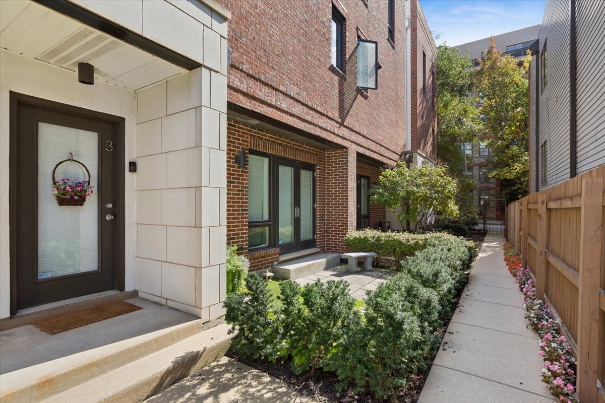 1742 W Diversey Parkway 3 Property Photo 2