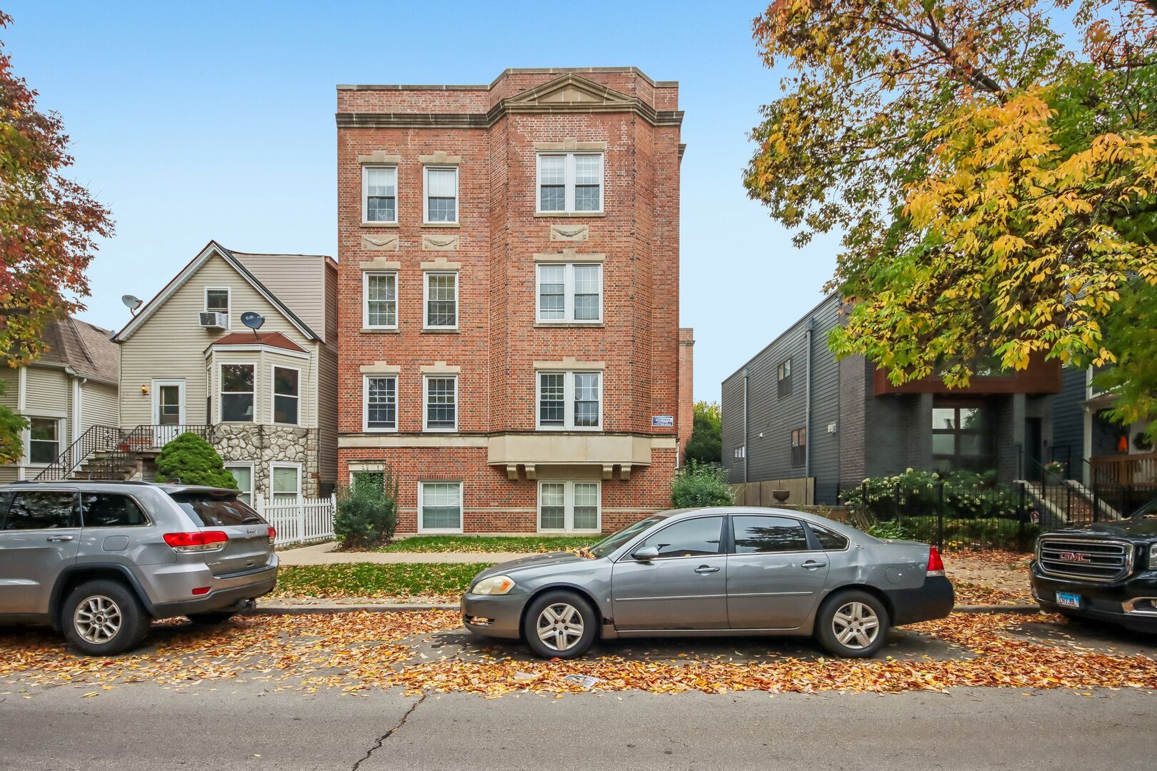 4321 N Drake Avenue 2w Property Photo 1