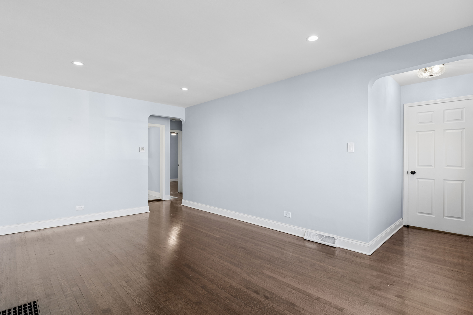 8019 S Francisco Avenue Property Photo 4