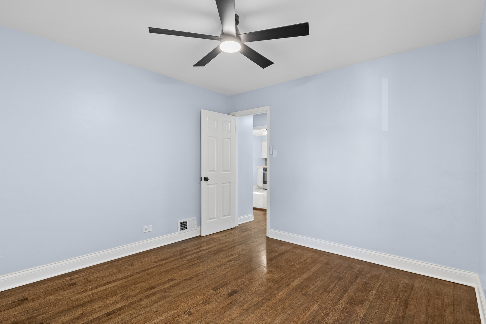 8019 S Francisco Avenue Property Photo 9