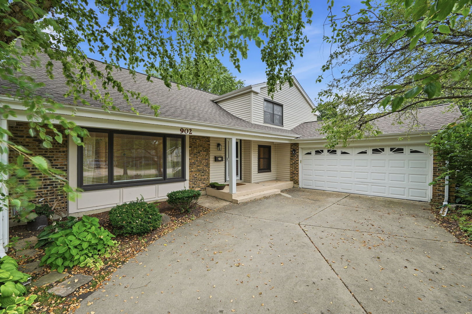 902 N Rohlwing Road Property Photo 1