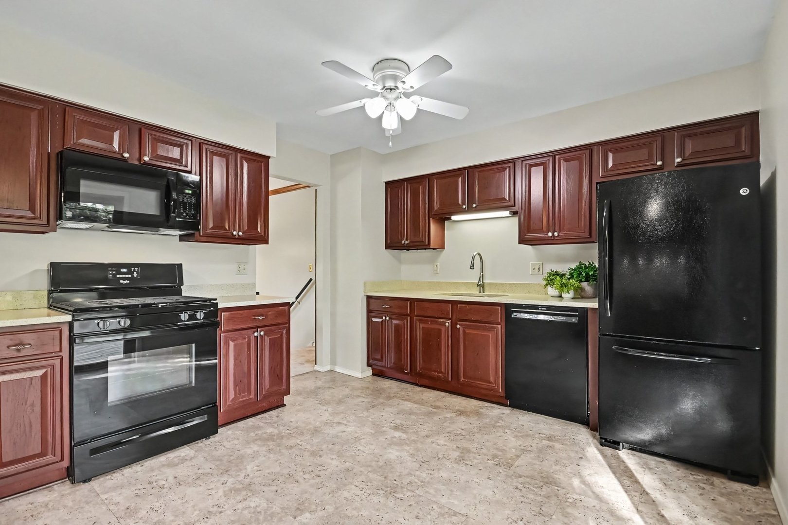 409 N Glengarry Drive Property Photo 8