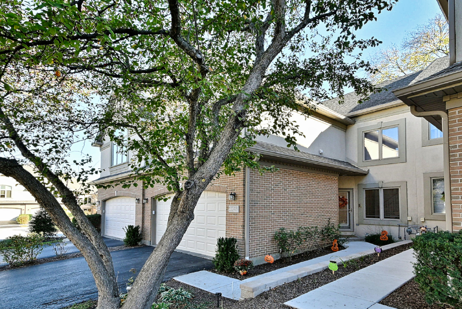 1043 W Sutton Court Property Photo 1
