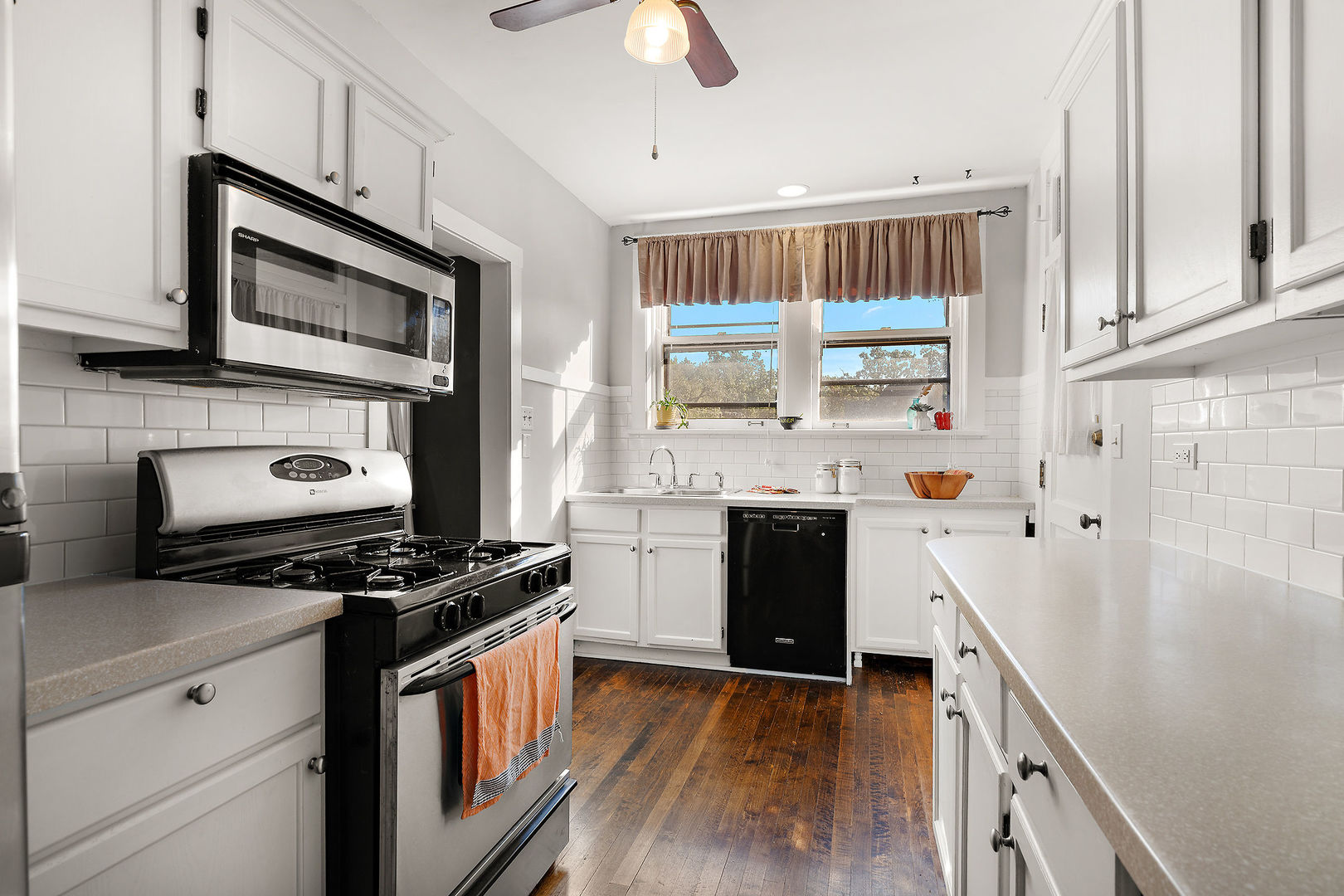 1219 Hull Terrace 2c Property Photo 5