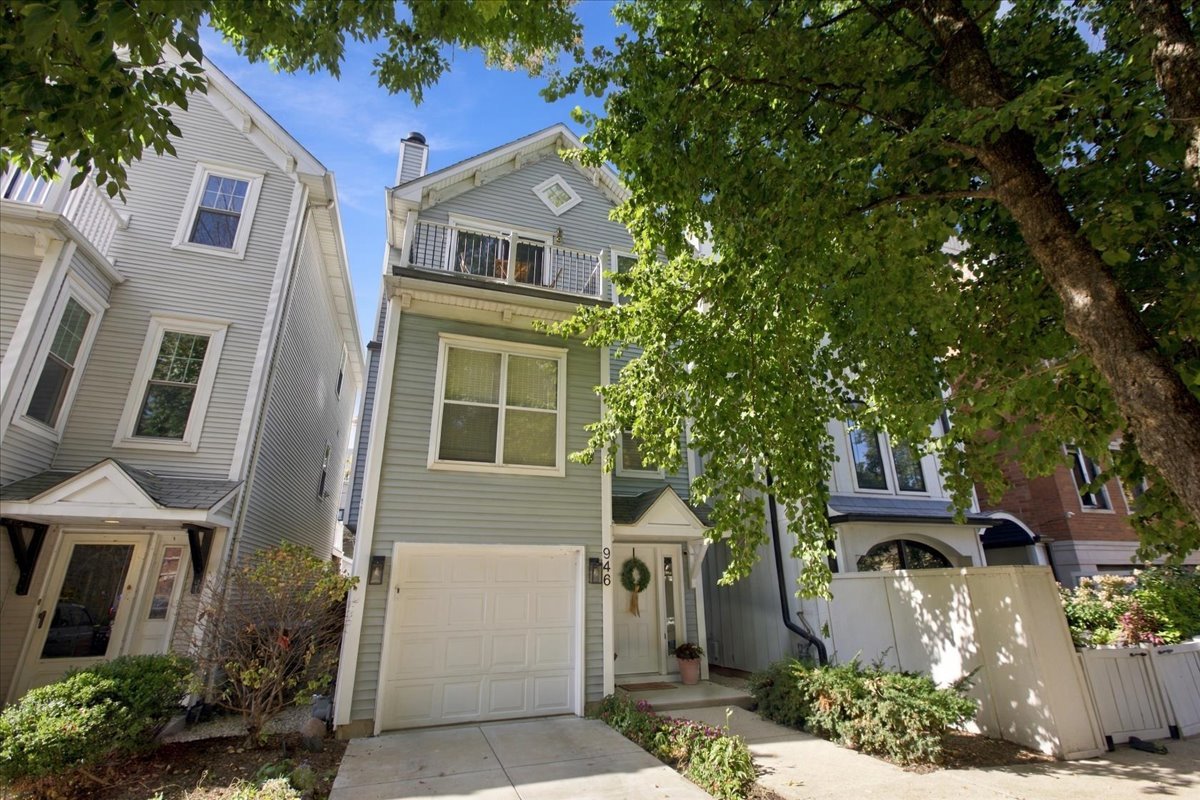 946 N Racine Avenue Property Photo 1