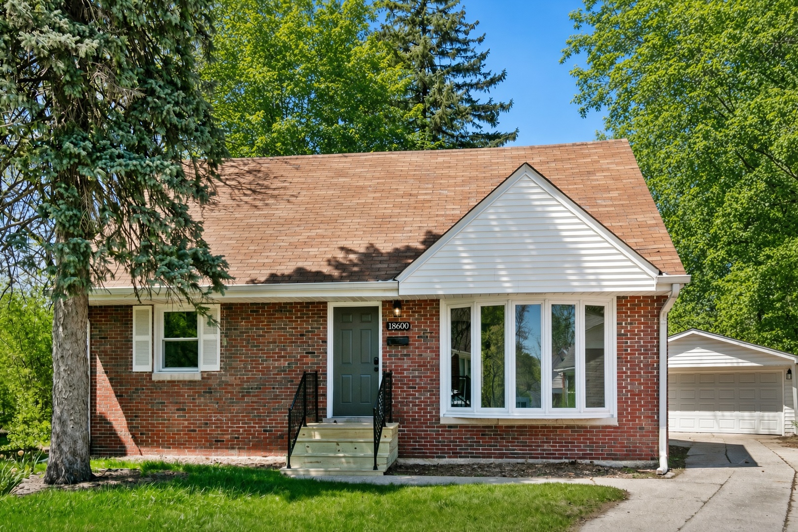 18600 Golfview Avenue Property Photo 1