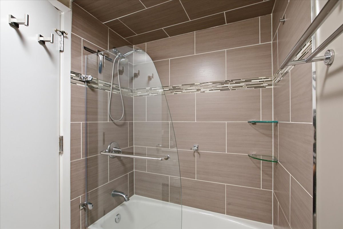 918 W Fletcher Street C Property Photo 13