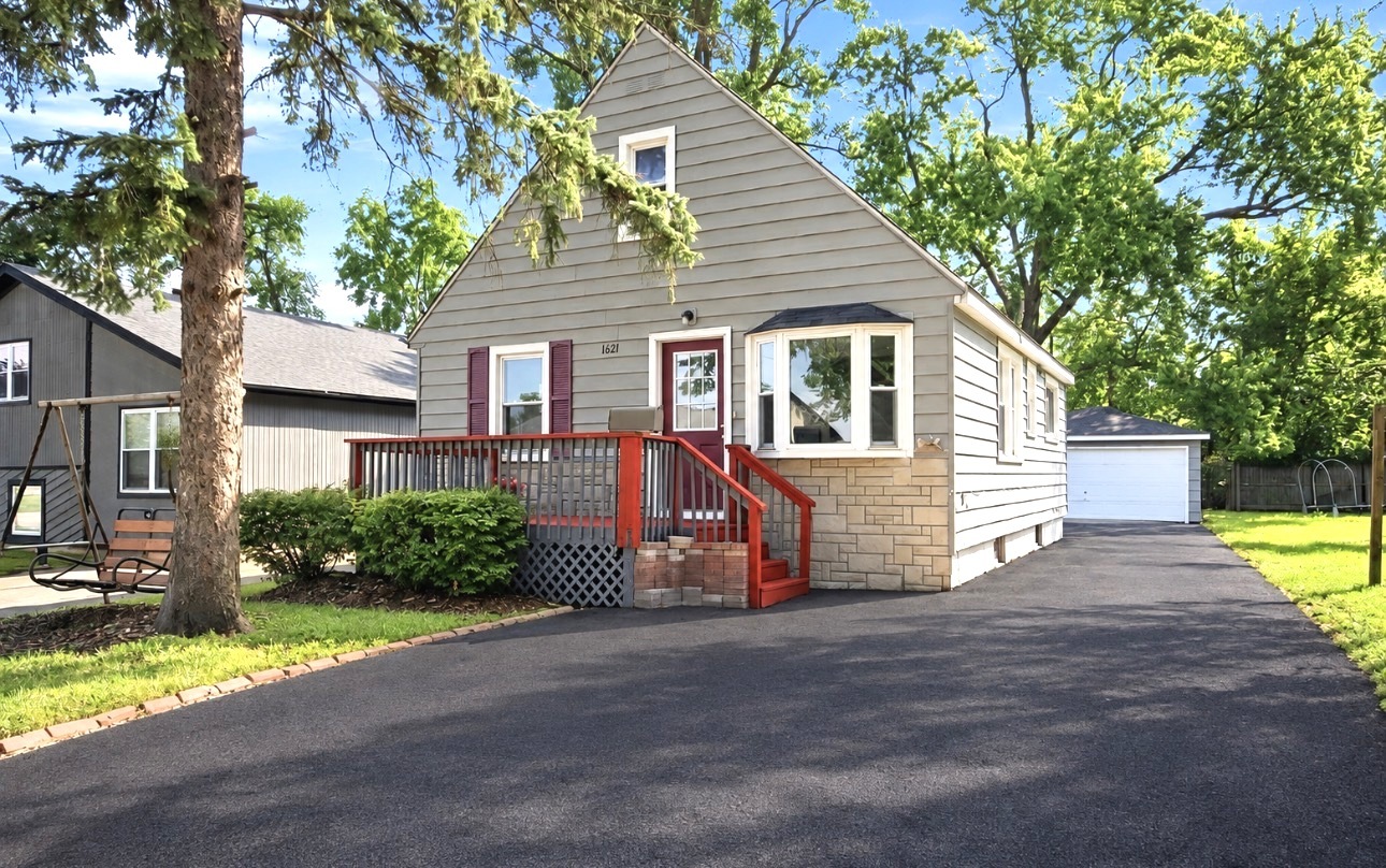 1621 Round Lake Drive Property Photo 1