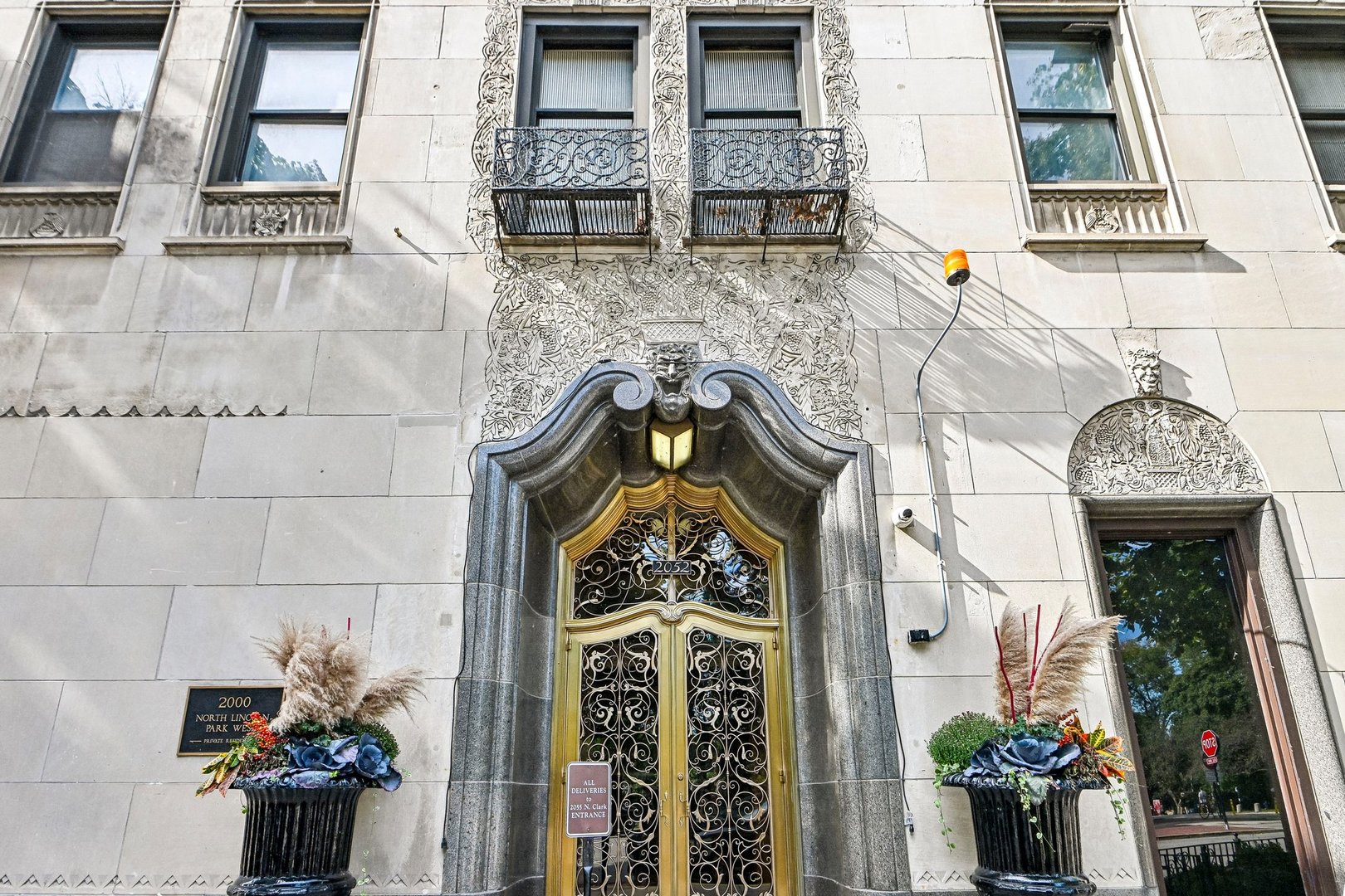 2000 N LINCOLN PARK WEST Avenue 912 Property Photo 1