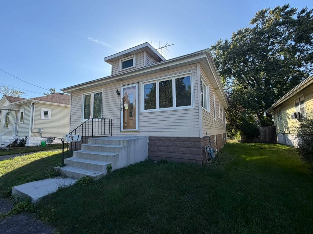 320 Blackstone Street Property Photo 3