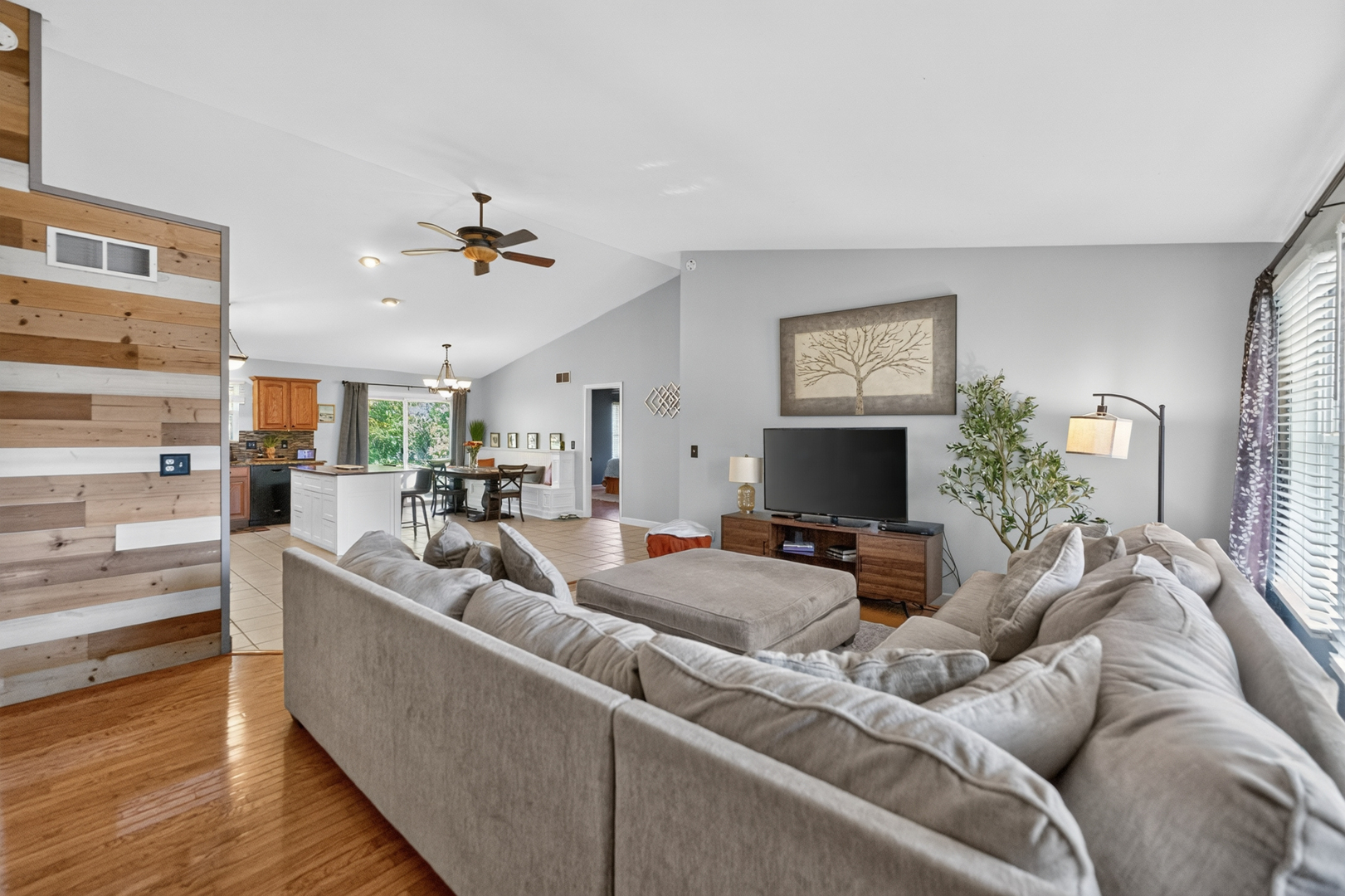 909 N Oak Creek Drive Property Photo 4