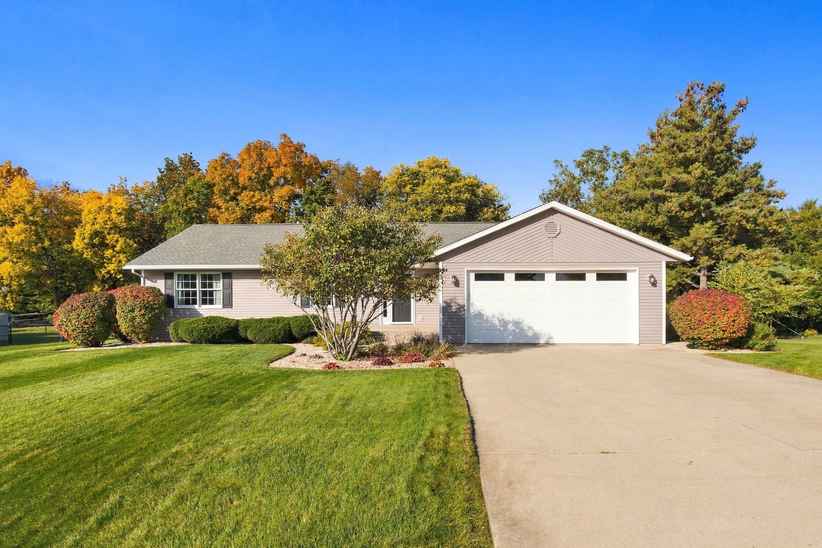 8704 Sunset Drive Property Photo 1