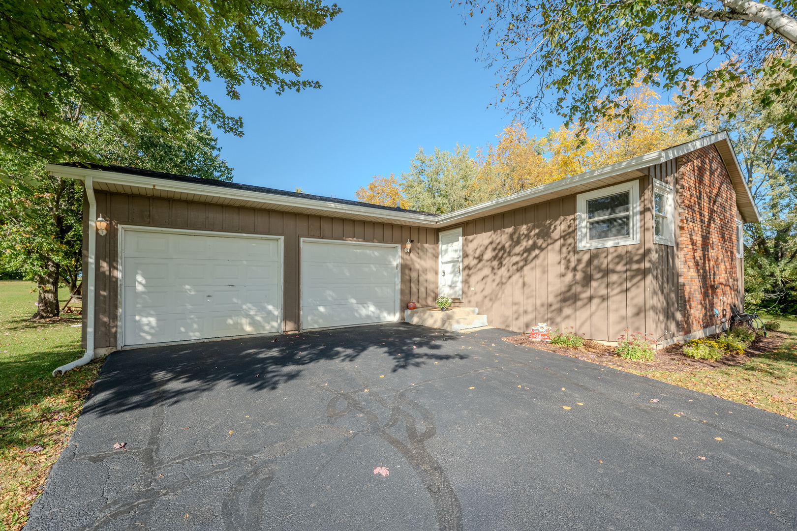 1733 Lake Summerset Road Property Photo 1