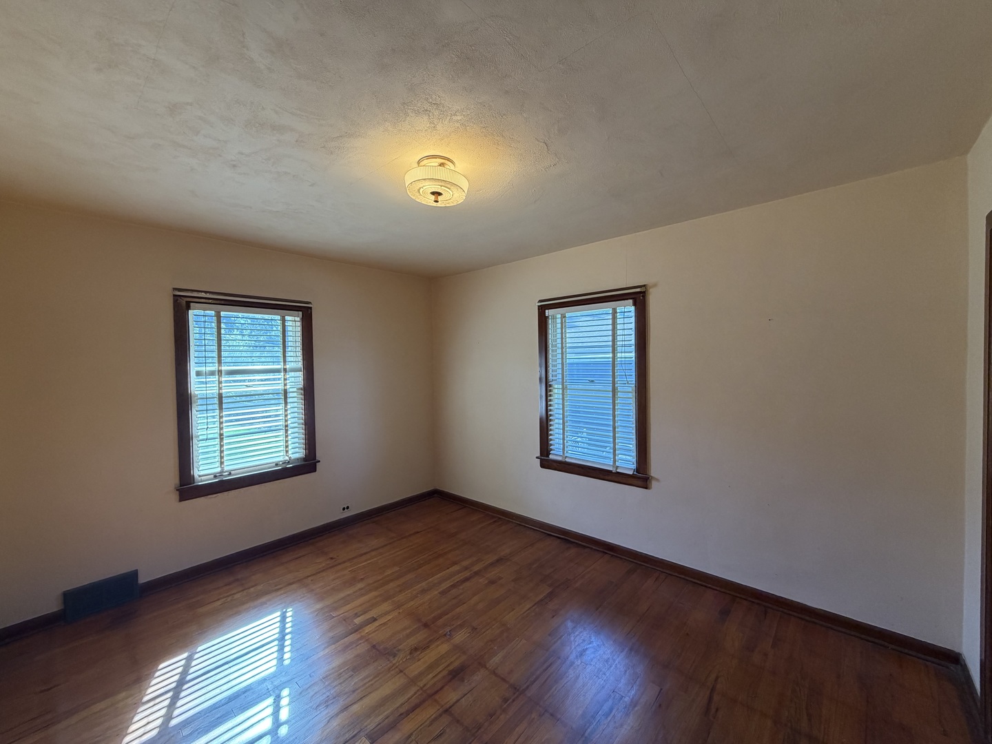 546 Oaklawn Avenue Property Photo 17
