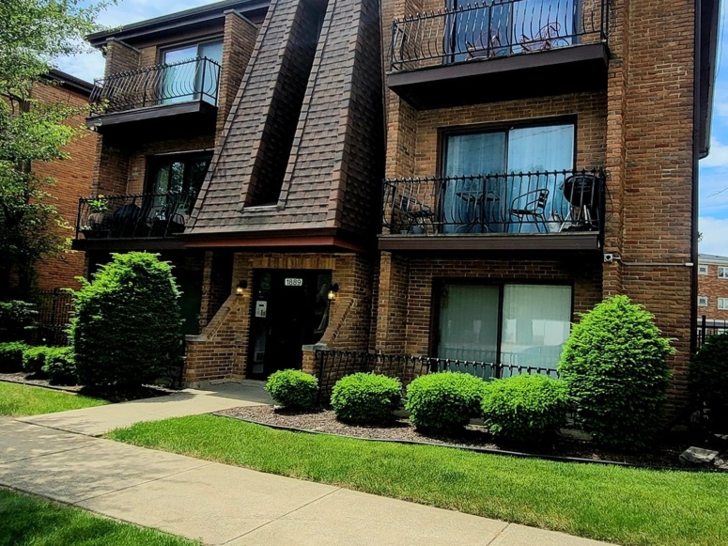 1889 Michigan City Road 3e Property Photo 1
