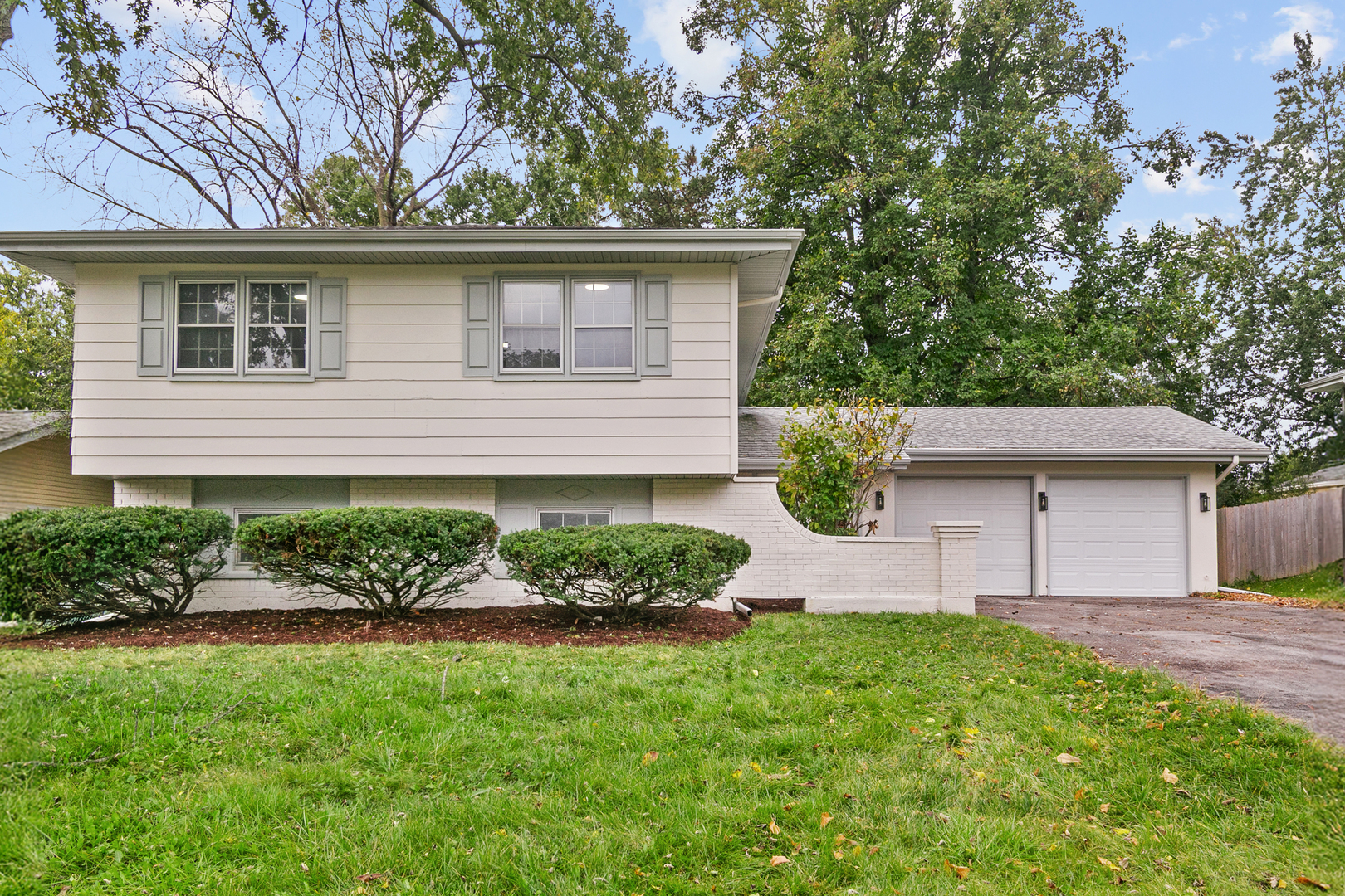 21w741 Huntington Road Property Photo 1