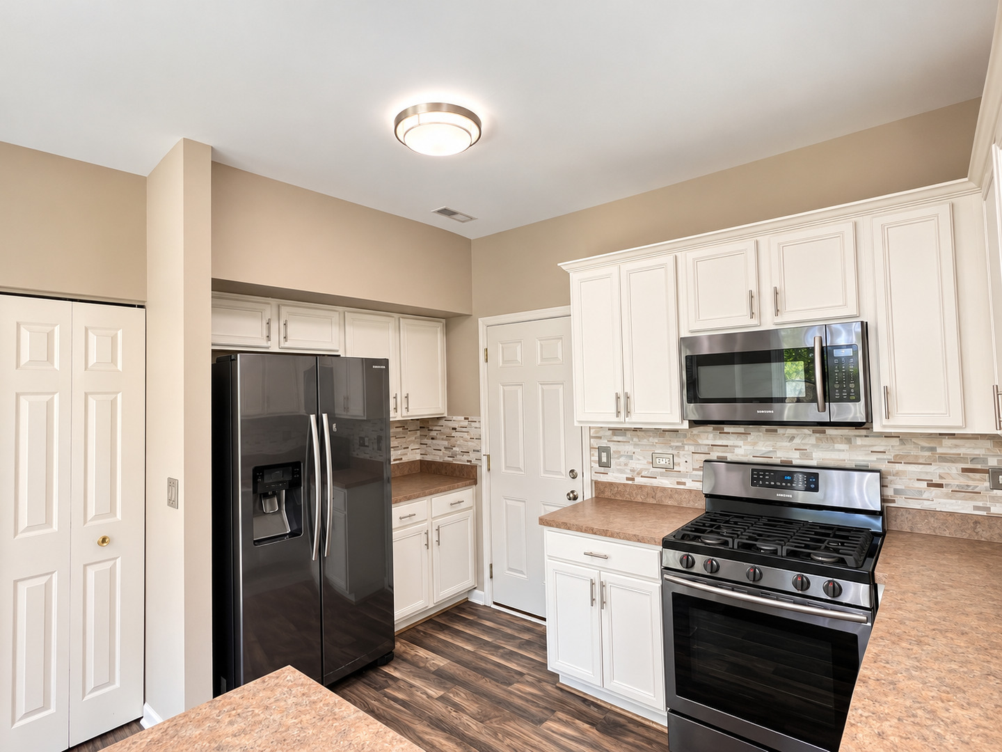 2100 Sunrise Circle Property Photo 6