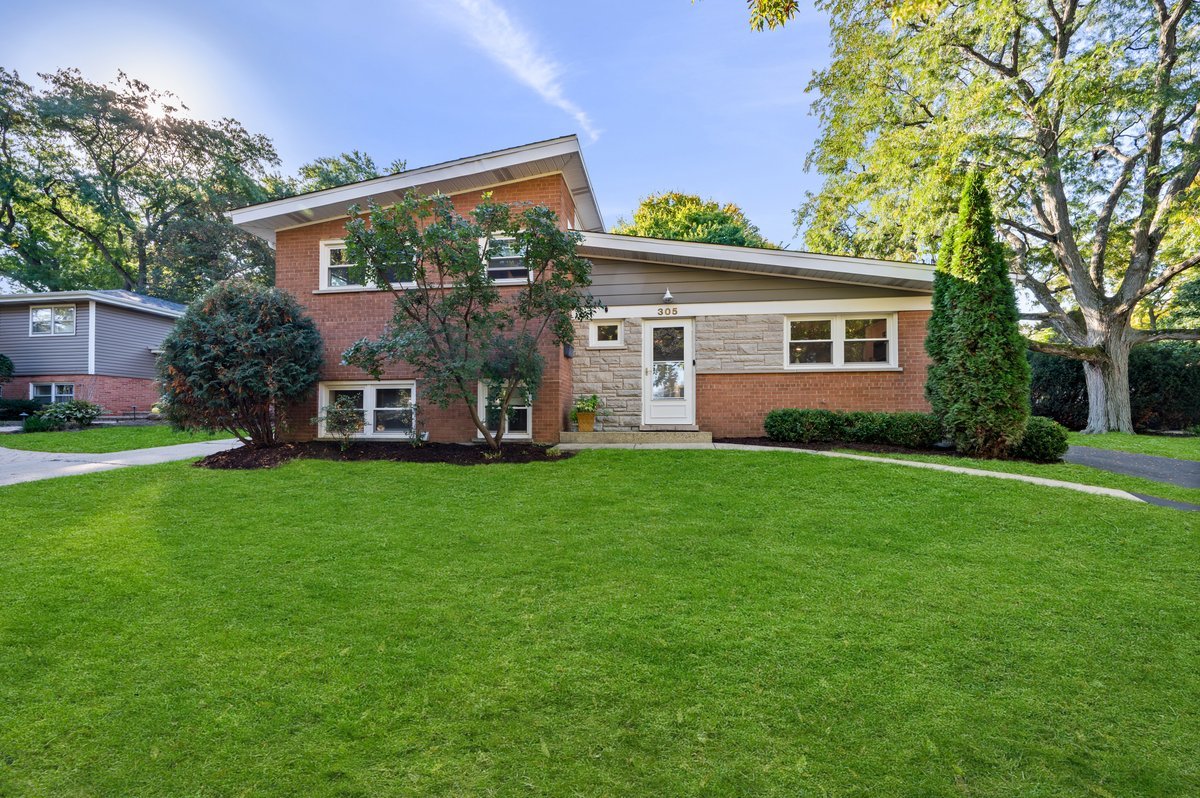 305 Wilshire Drive Property Photo 1