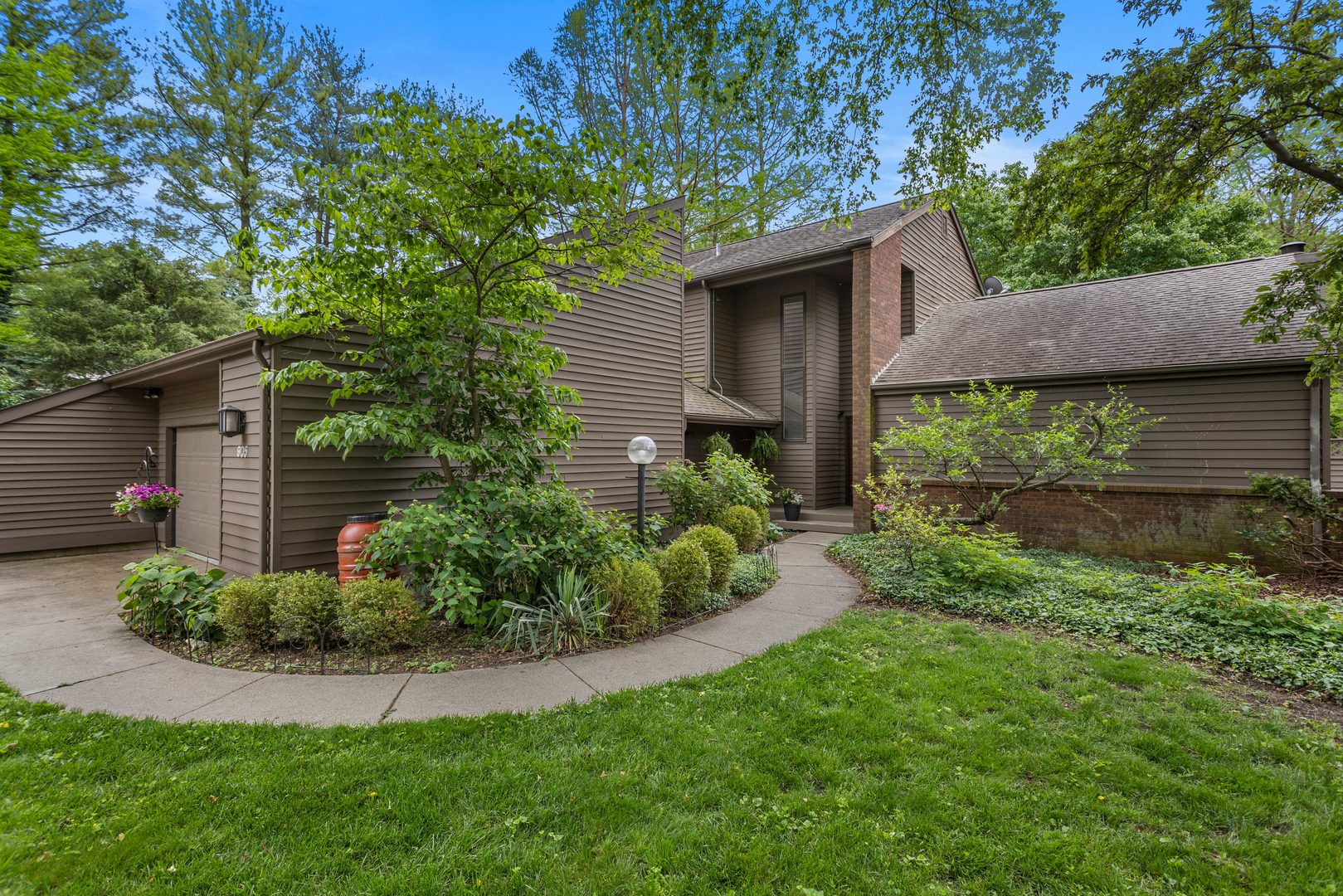 905 Barclay Court Property Photo 1
