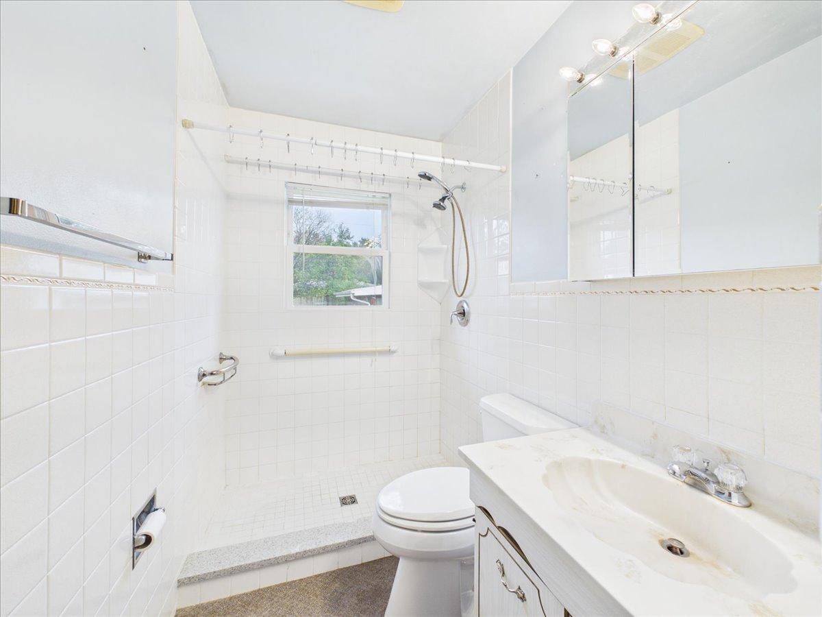 415 E 8th Street Property Photo 16
