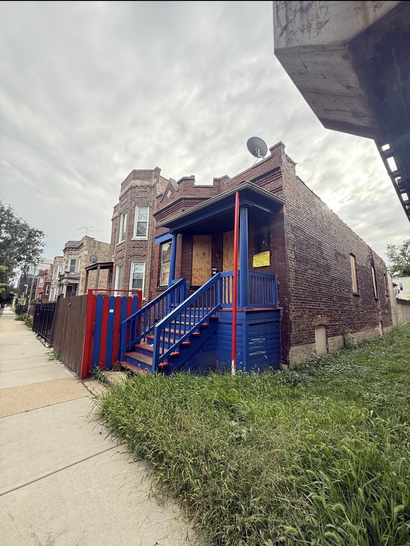 1942 S Hamlin Avenue Property Photo 1