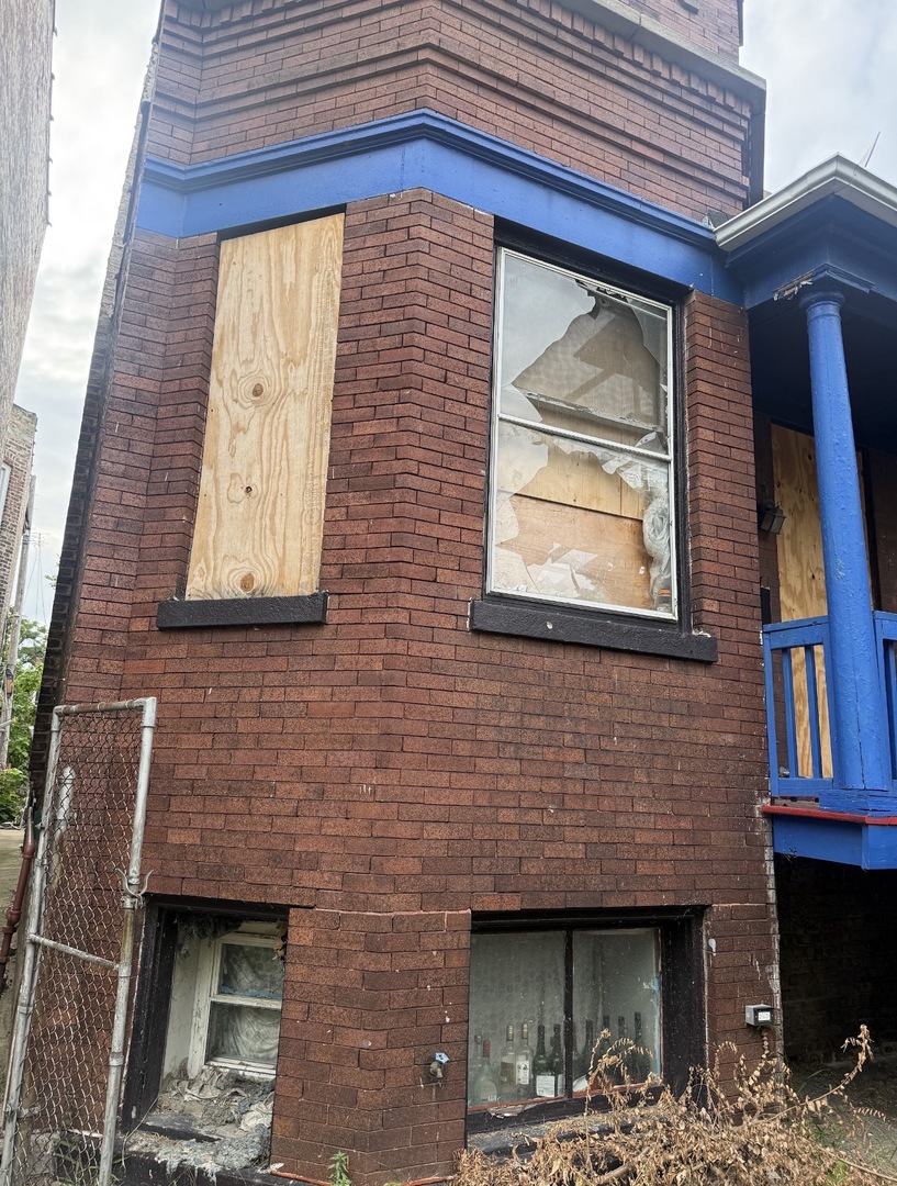 1942 S Hamlin Avenue Property Photo 2