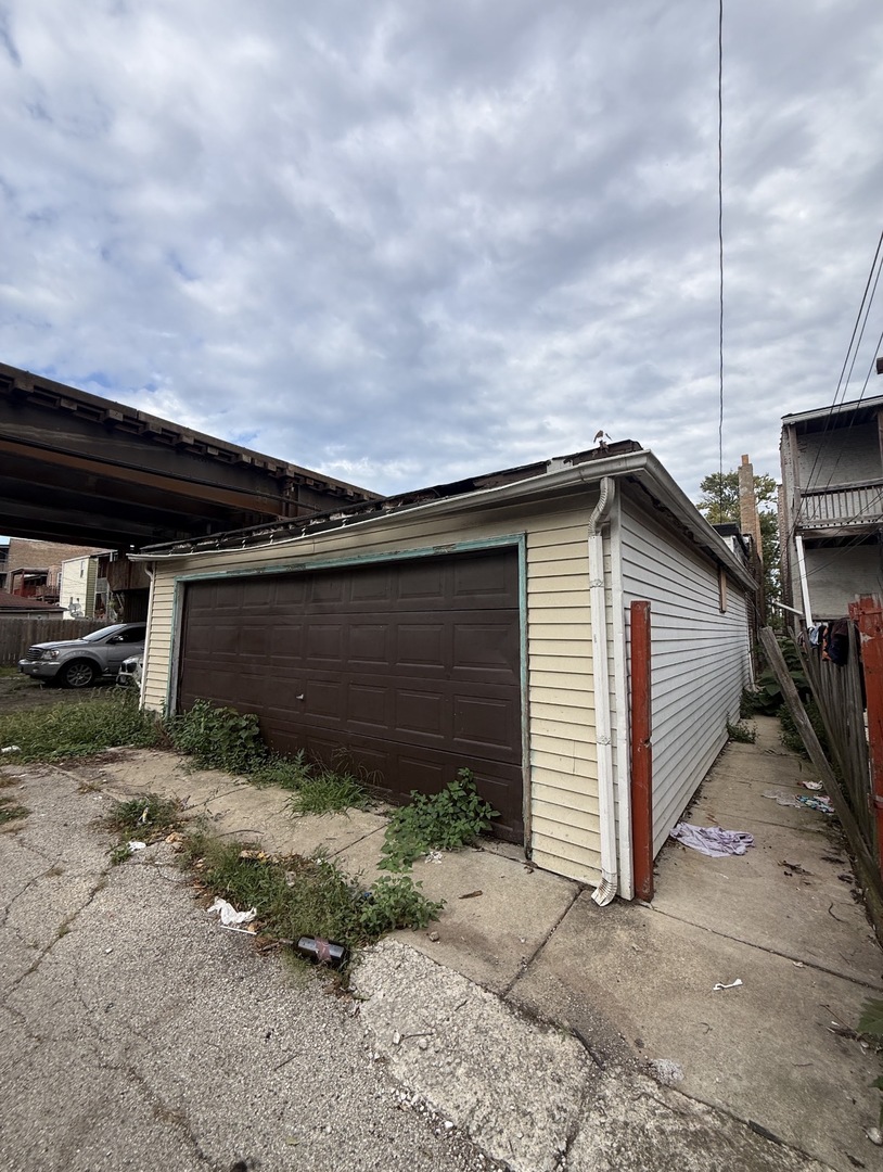 1942 S Hamlin Avenue Property Photo 5
