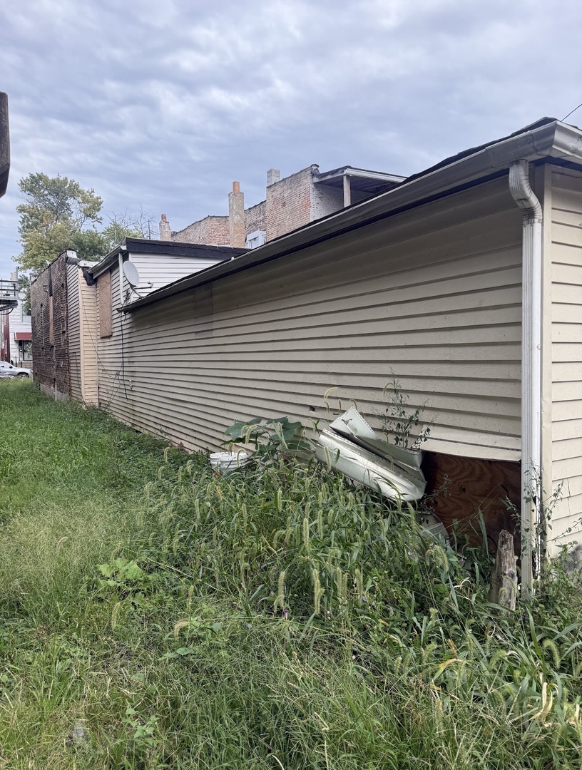 1942 S Hamlin Avenue Property Photo 6