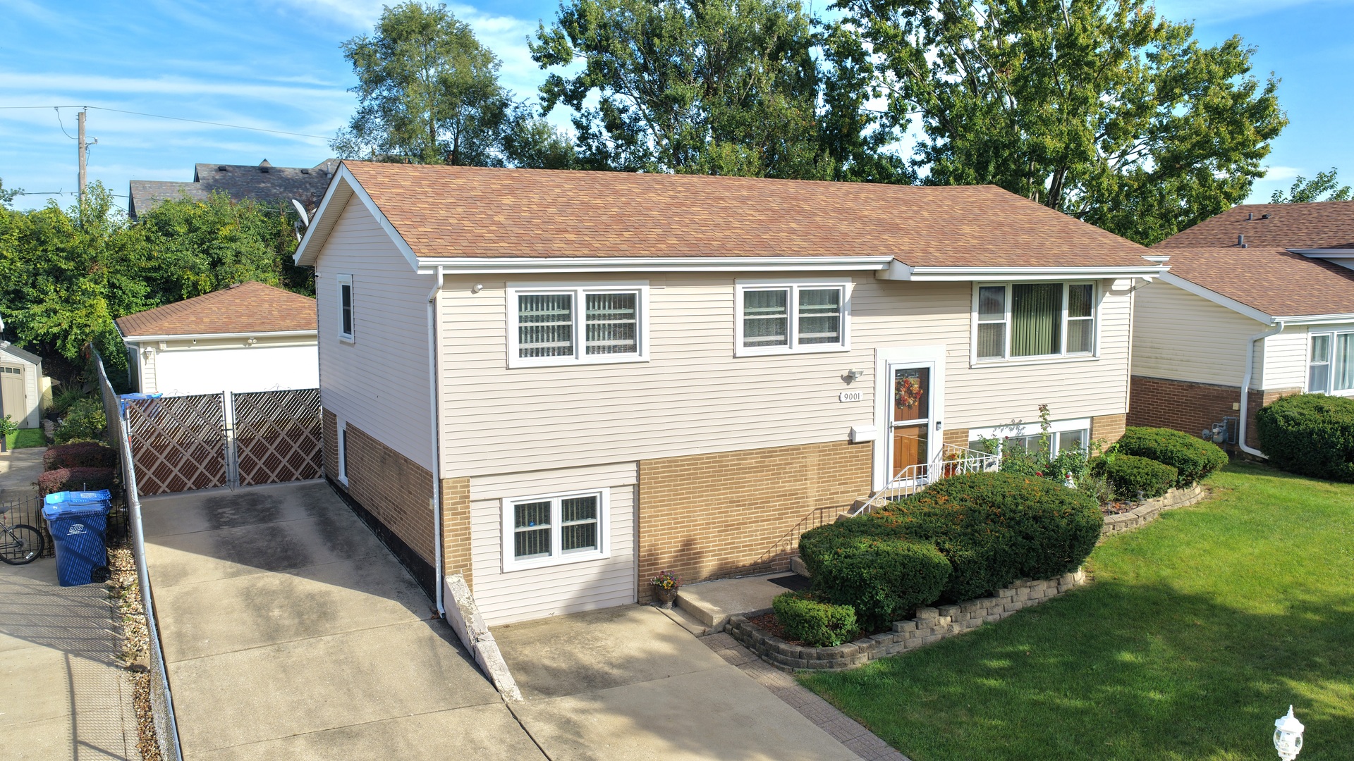 9001 S Maple Lane Property Photo 1