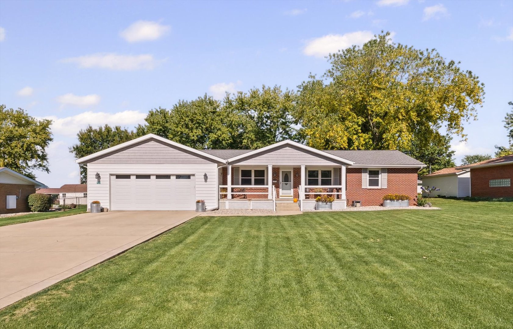 922 E Lefevre Avenue Property Photo 1