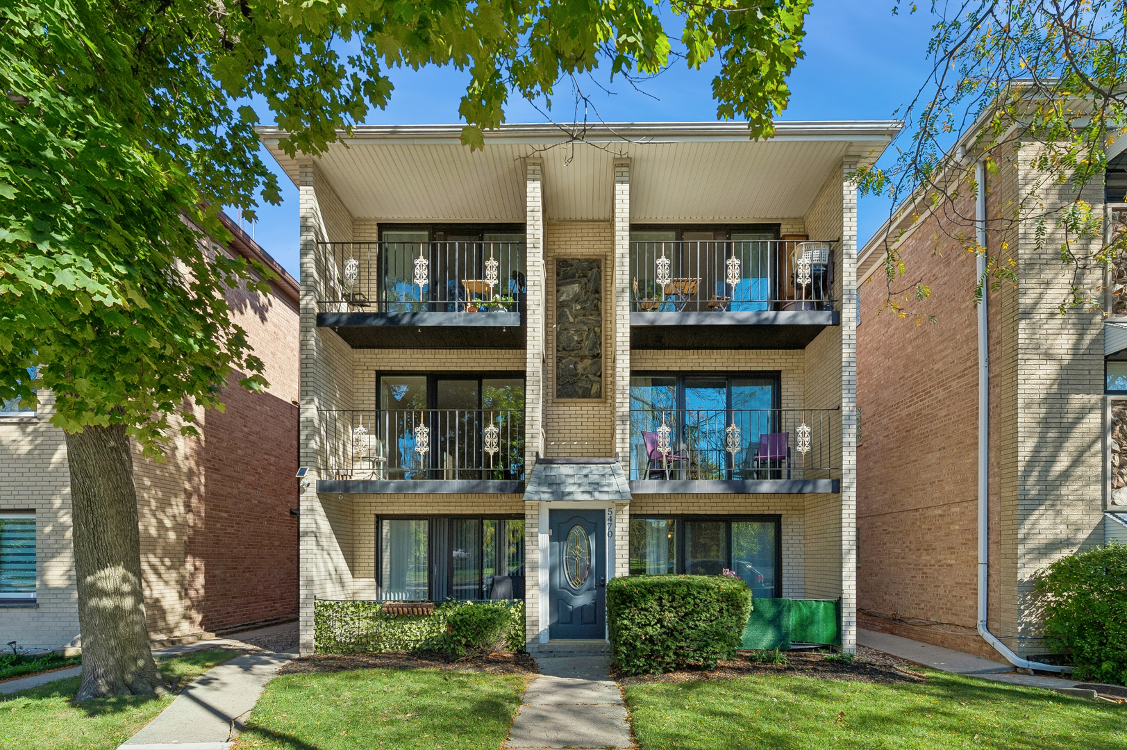 5470 W Higgins Avenue 2E Property Photo 1