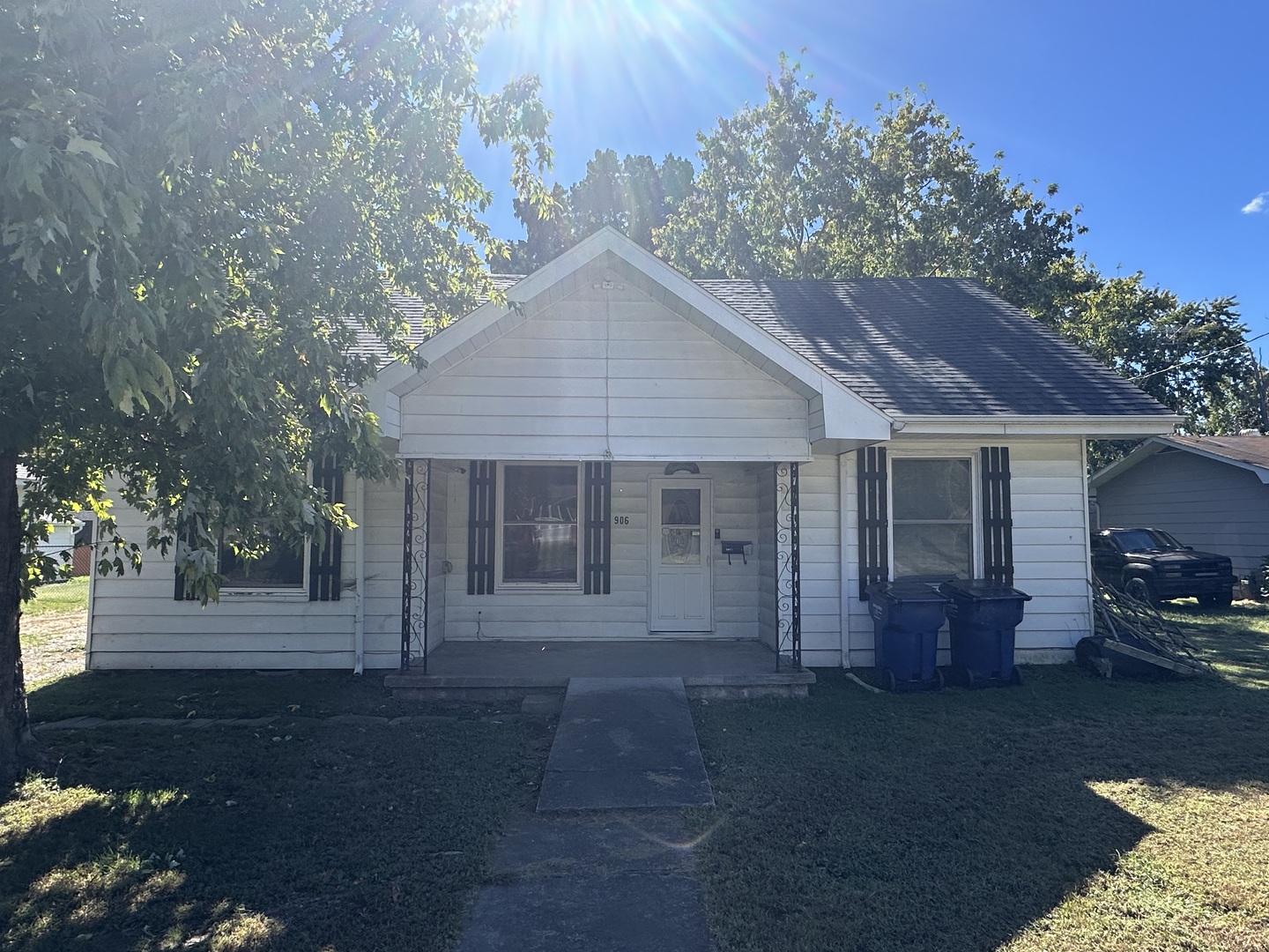 906 E Summers Street Property Photo 1