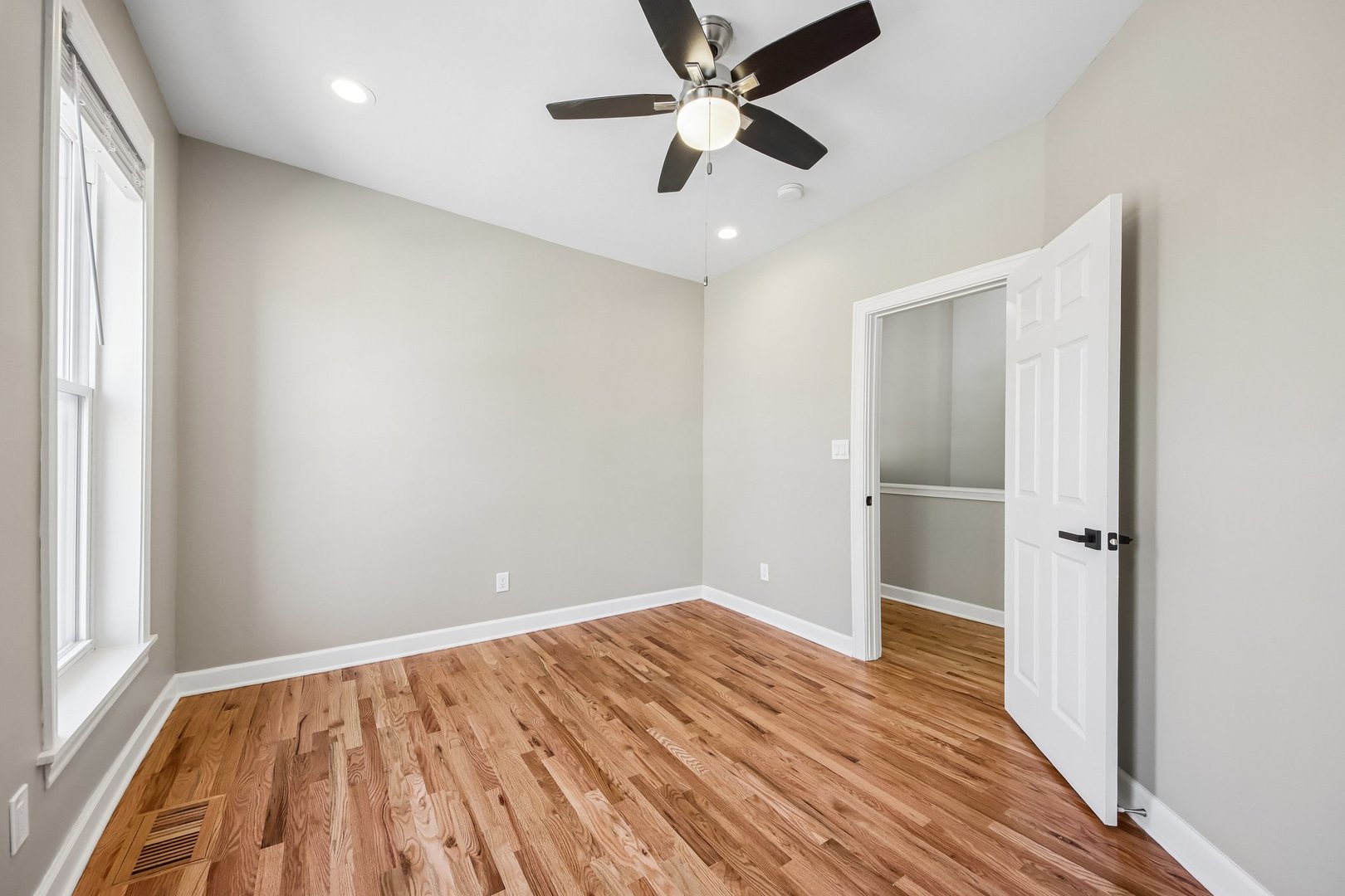 656 E Bowen Avenue Property Photo 24