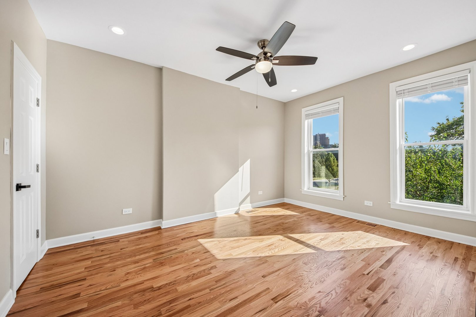 656 E Bowen Avenue Property Photo 28