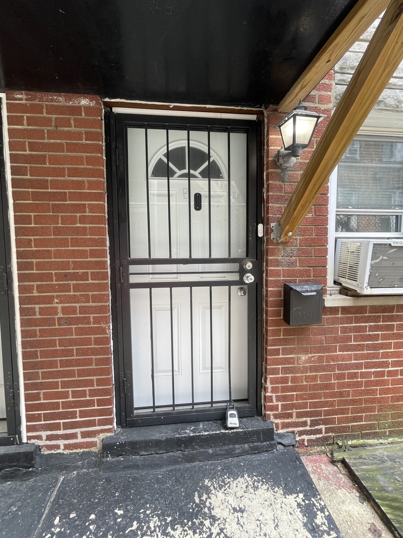 7208 S East End Avenue B Property Photo 1