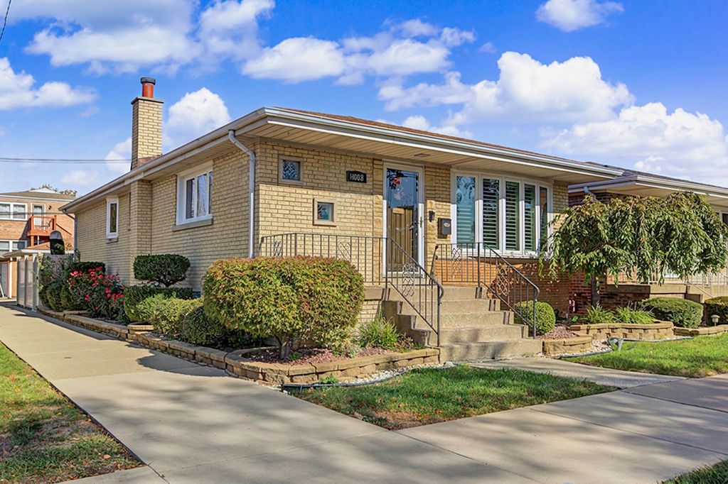 7058 W 63rd Place Property Photo 1